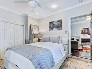 2 bedrooms, iron/ironing board, WiFi, bed sheets - Savannah Historic Center Condo 2bd/1.5bth (Savannah)