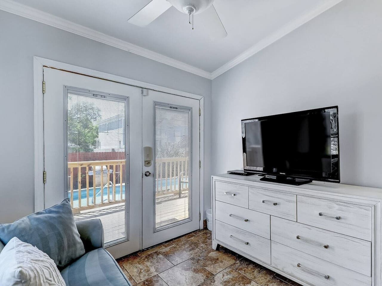 TV, fireplace