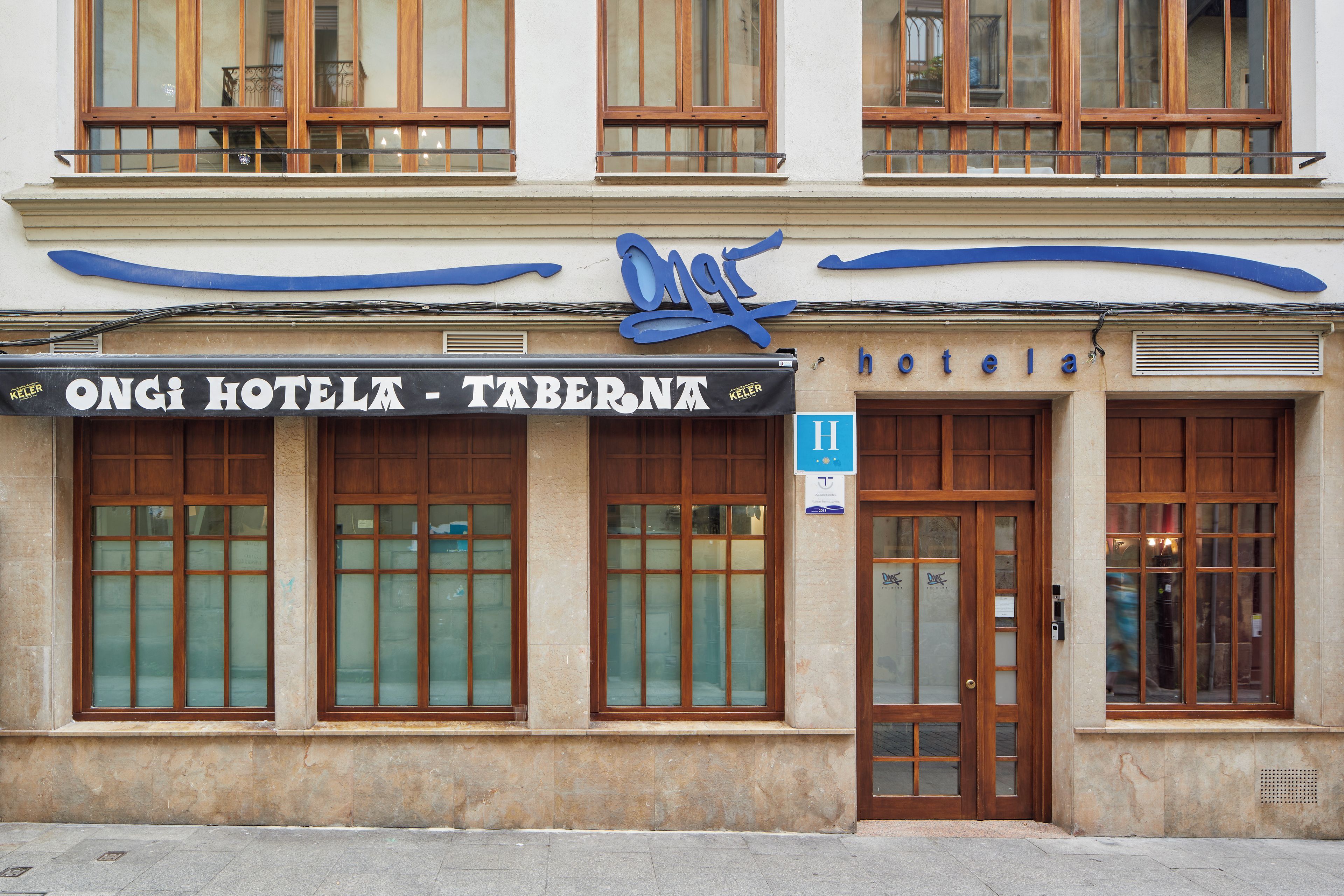 A hotel facade with a sign reading "ONGI HOTELA - TABERNA".