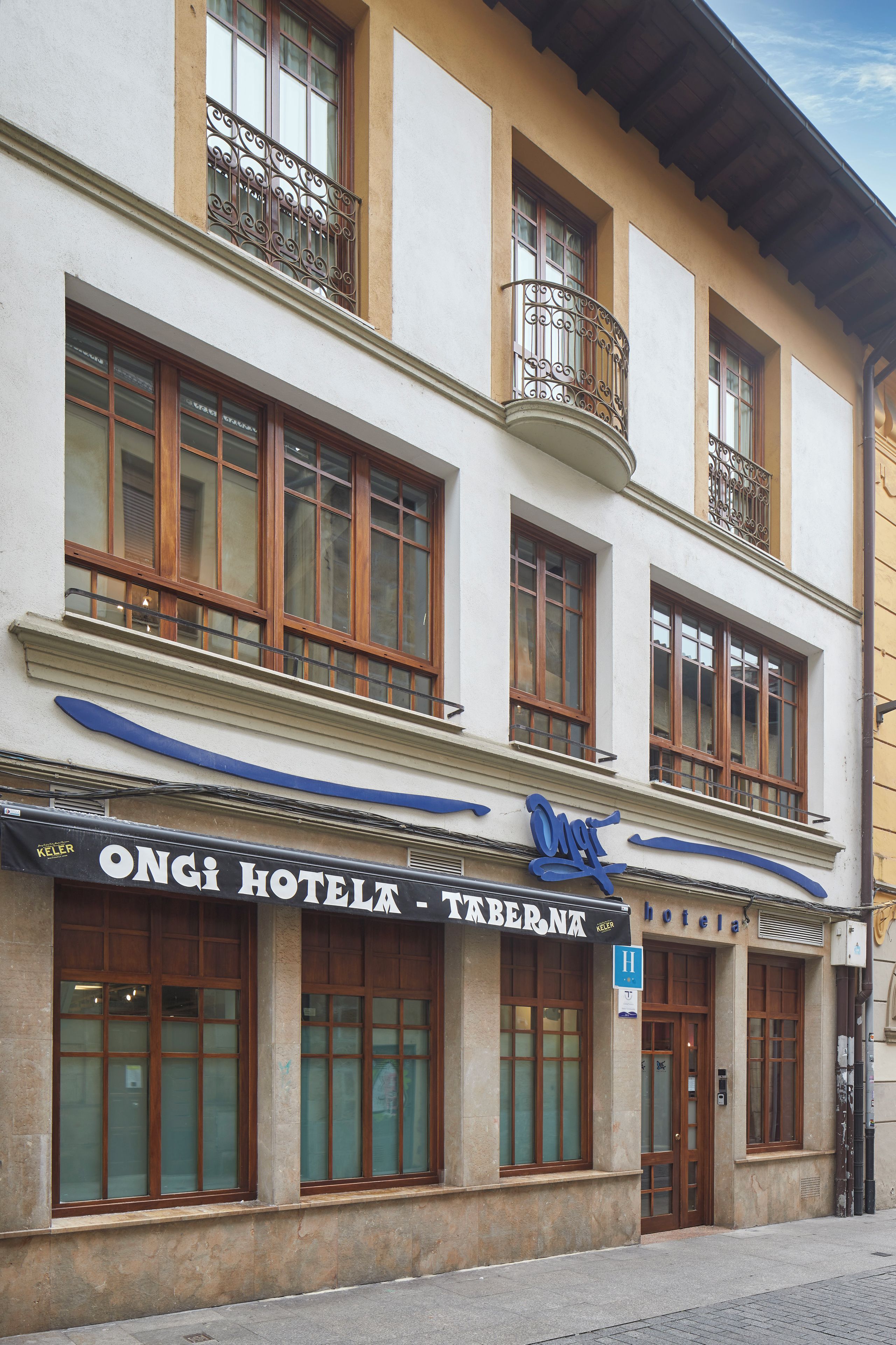 Een hotel met een bord waarop staat 'Ongi Hotel Taborna'.