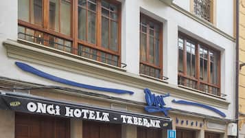 Een hotel met een bord waarop staat 'Ongi Hotel Taborna'.
