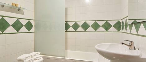 Ein Badezimmer mit Toilette, Waschbecken und Badewanne.