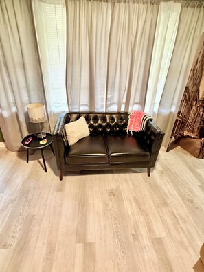 Een televisie en boeken