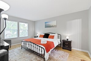 4 chambres, bureau, fer et planche à repasser, lit parapluie