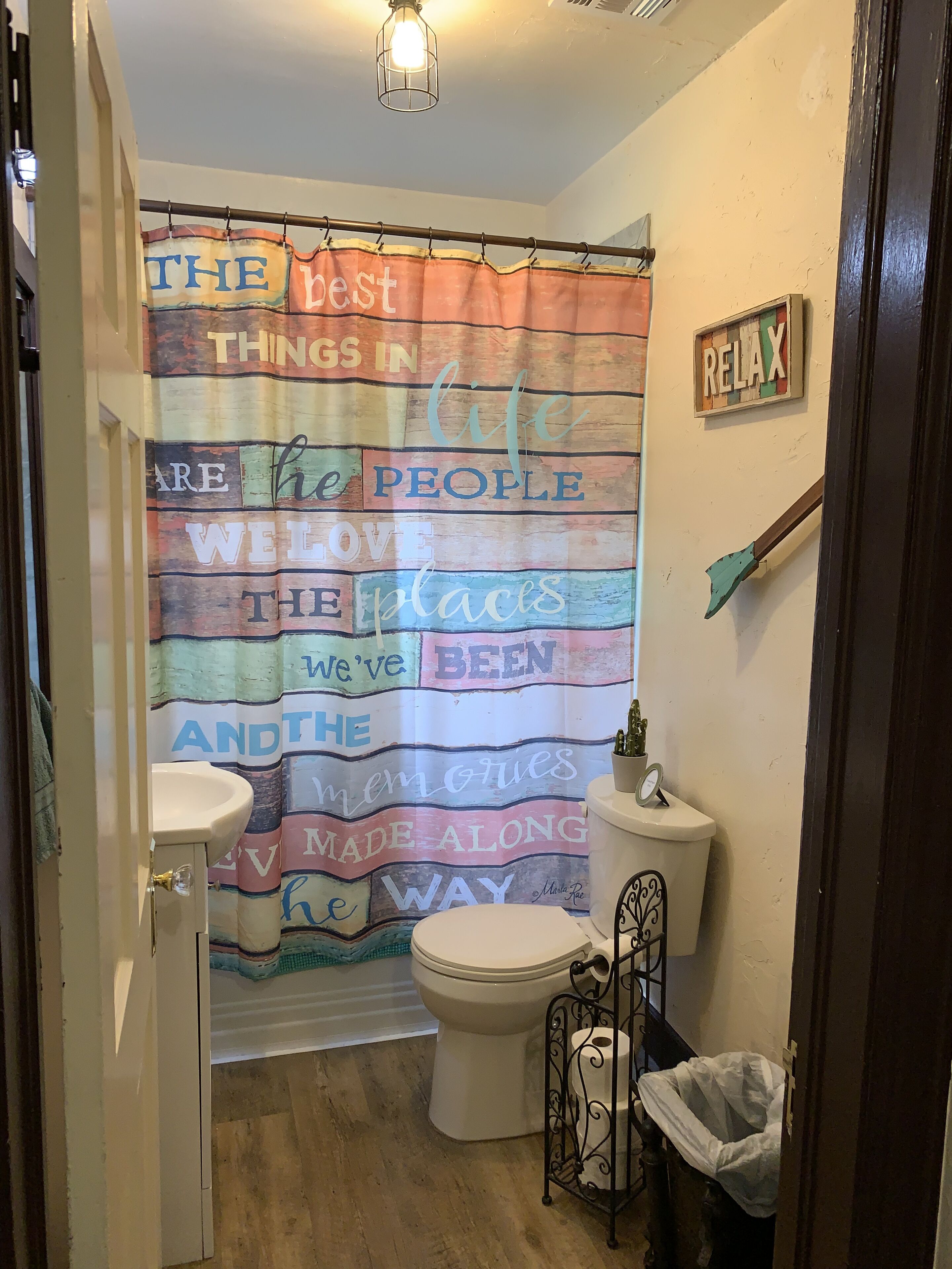 Secador de pelo, toallas, jabón y papel higiénico