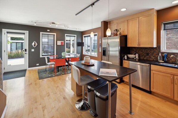 Frigorifero, microonde, forno, piano cottura