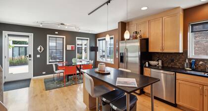 Lucia Townhouse- 3 min to Downtown! Covered porch, 3 bed/3 bath, garage!