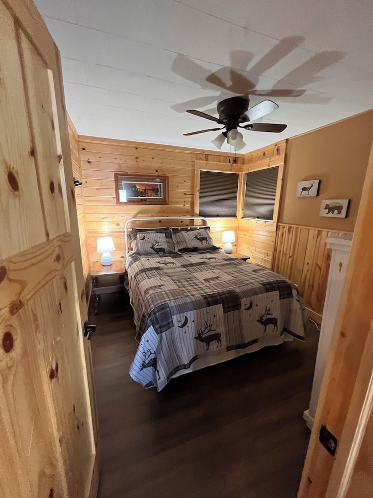 Cozy cabin on Lake Osakis with game room, deck and kayaks! Osakis Vrbo