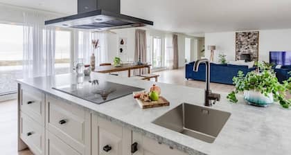 Captivating 3-Bed Villa in Halanda With lake view