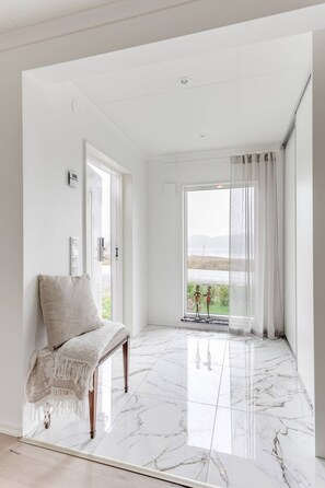 Interior - Captivating 3-Bed Villa in Halanda with Lake View (Halanda)