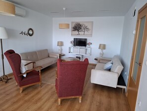 Een televisie en een open haard