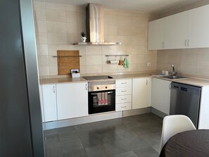 Een koffiezetapparaat/waterkoker, een koelkast, een magnetron, een oven