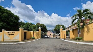 A gated entrance to a residential area with a sign reading "Kaviria Court Apartments". - Captivating 1-Bed  Ravinia Apartment in Kingston (Kingston)