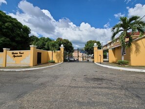 Property grounds - Captivating 1-Bed Ravinia Apartment in Kingston (Kingston)