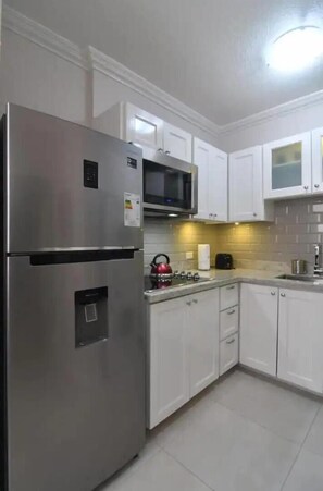 Fridge, microwave, oven, stovetop - Captivating 1-Bed Ravinia Apartment in Kingston (Kingston)