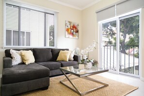 TV - Chic Haven Studio in kingston (kingston)