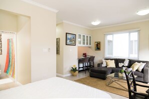 1 bedroom, iron/ironing board, WiFi, bed sheets - Chic Haven Studio in kingston (kingston)