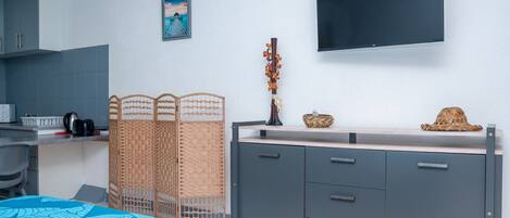 Iron/ironing board, free WiFi, bed sheets