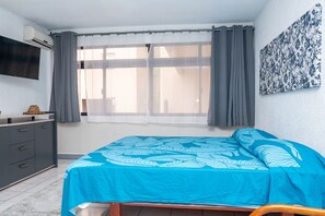 Tabla de planchar con plancha, wifi gratis y ropa de cama 