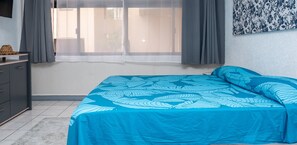 Tabla de planchar con plancha, wifi gratis y ropa de cama 