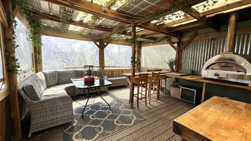 3-Bed Cottage - Sleeps 5, Riverside, Hot Tub, Pets