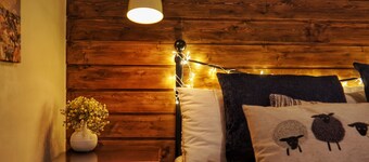 Ash Cottage Sleeps 2 with Pool & Wi-Fi