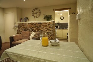 Interior - 2 Bed Cottage - Kids Theme, Pool, Pets, Hot Tub (holsworthy)