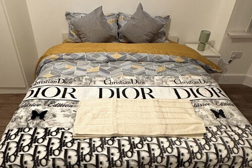 6-Bed 3-Bath Home - Sleeps 14 & Free Parking