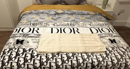 6-Bed 3-Bath Home - Sleeps 14 & Free Parking