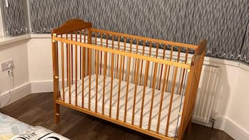 6 quartos, ferros/tábuas de passar roupa, Wi-Fi, roupa de cama