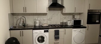 6-Bed 3-Bath Home - Sleeps 14 & Free Parking