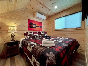 2 bedrooms, WiFi, bed sheets - ★Brand New★ Tiny Cabin in Downtown Hiawassee on the LAKE!  (Hiawassee)