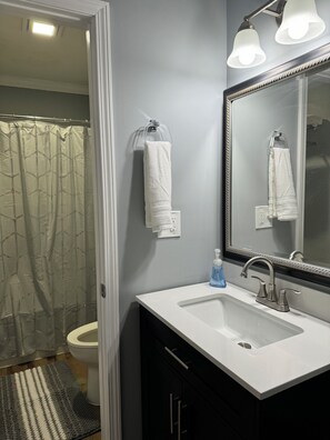 淋浴设施、吹风机、毛巾、肥皂