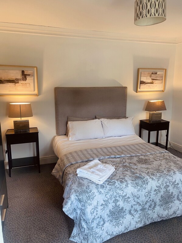 4 bedrooms, iron/ironing board, WiFi, bed sheets