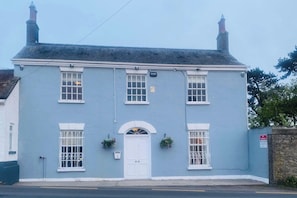 Exterior - 4-Bed House in Kildare, Sleeps 8 with Parking (Kildare)