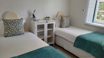 5 bedrooms, iron/ironing board, WiFi, bed sheets