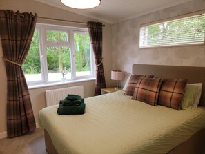 2 bedrooms, iron/ironing board, WiFi, bed sheets - Luxury 2-Bed Lodge in Routh, Sleeps 4 with Hot Tub (Beverley)