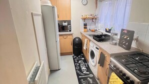 A compact kitchen with a refrigerator, microwave, sink, stove, and washing machine. - 2 Bed-Sleeps5-Free Parking-10 min Walk underground (London)
