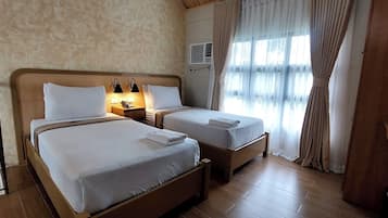 Iron/ironing board, bed sheets