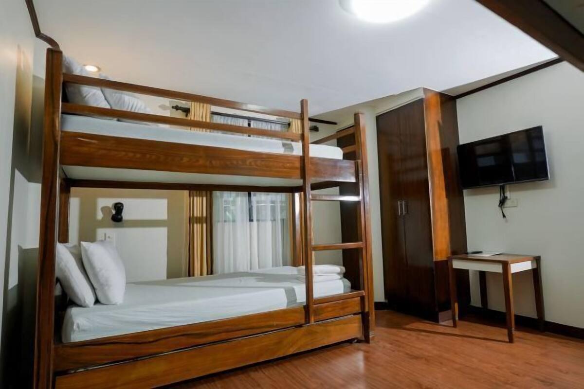 1 habitación, tabla de planchar con plancha y ropa de cama