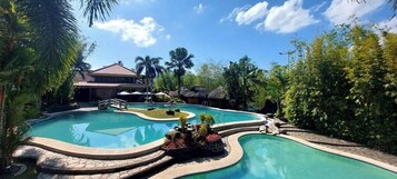 2 piscinas al aire libre