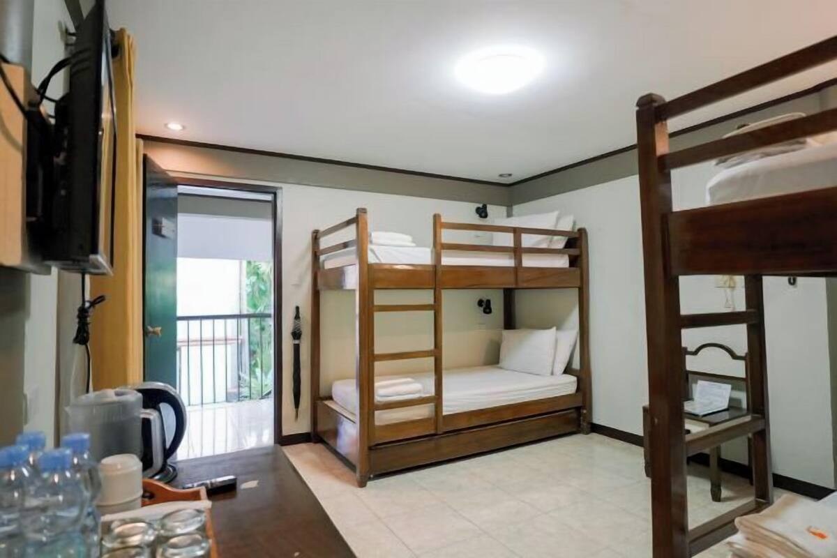 1 habitación, tabla de planchar con plancha y ropa de cama