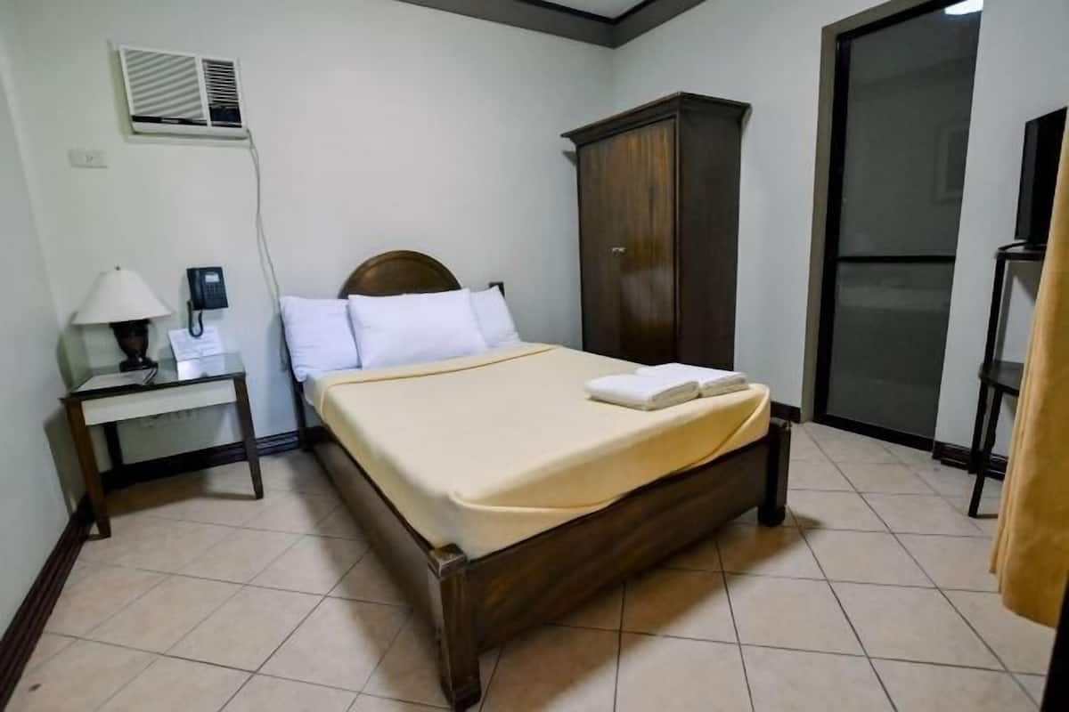 Iron/ironing board (on request), bed sheets