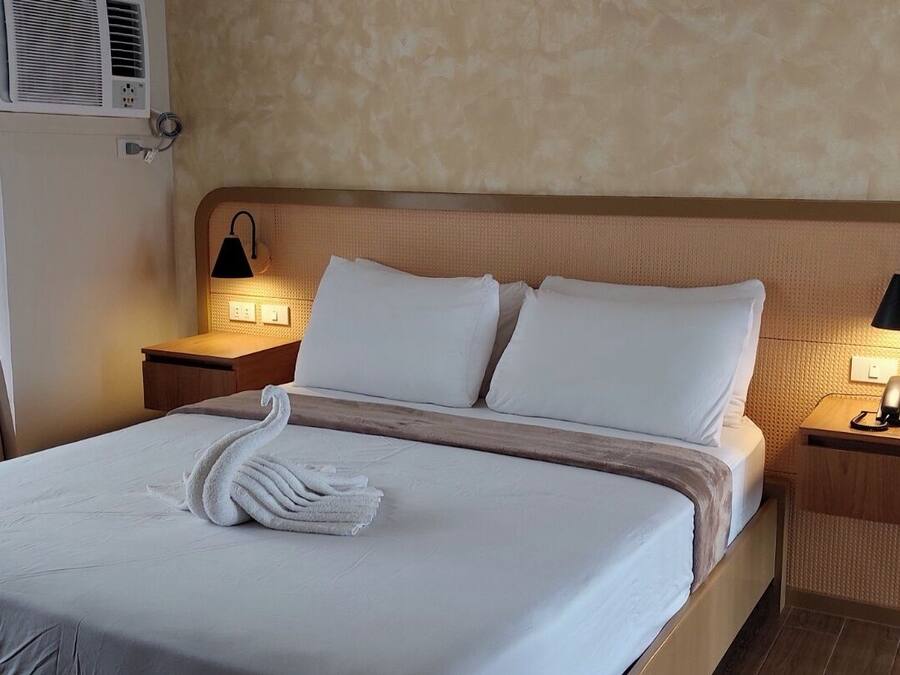 Deluxe Suite | Iron/ironing board (on request), bed sheets
