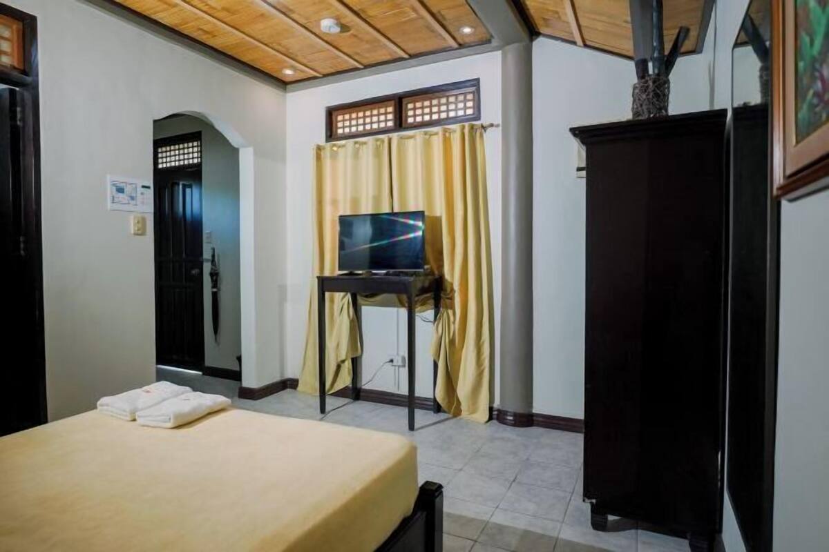 1 habitación, tabla de planchar con plancha y ropa de cama