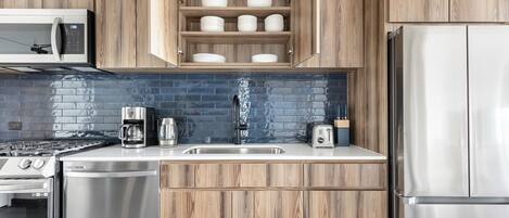 Refrigerador, microondas, horno, placa de cocina