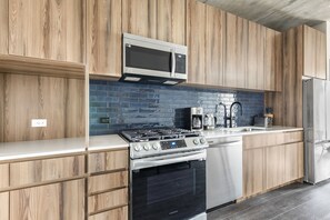 Frigorifero, microonde, forno, piano cottura