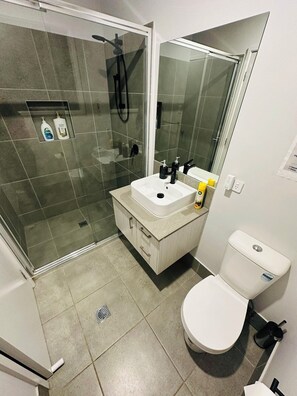 Shower, eco-friendly toiletries, hair dryer, towels - Sydney's Leading 5 Bedroom home with AC, TVs and Study - Home away from home (Austral)
