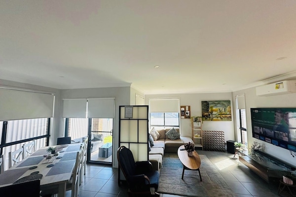 Large Living and Dining to cater for over 10 people