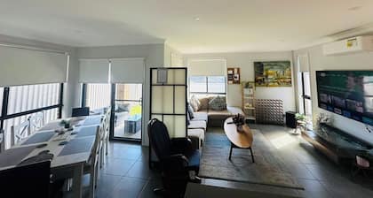 Sydney's Leading 5 Bedroom home with AC, TVs and Study - Home away from home